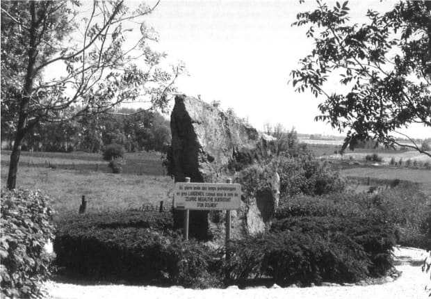 Le Zeupire de Gozée (Thuin, province de Hainaut), historiographie et interprétations d'un menhir probable.
